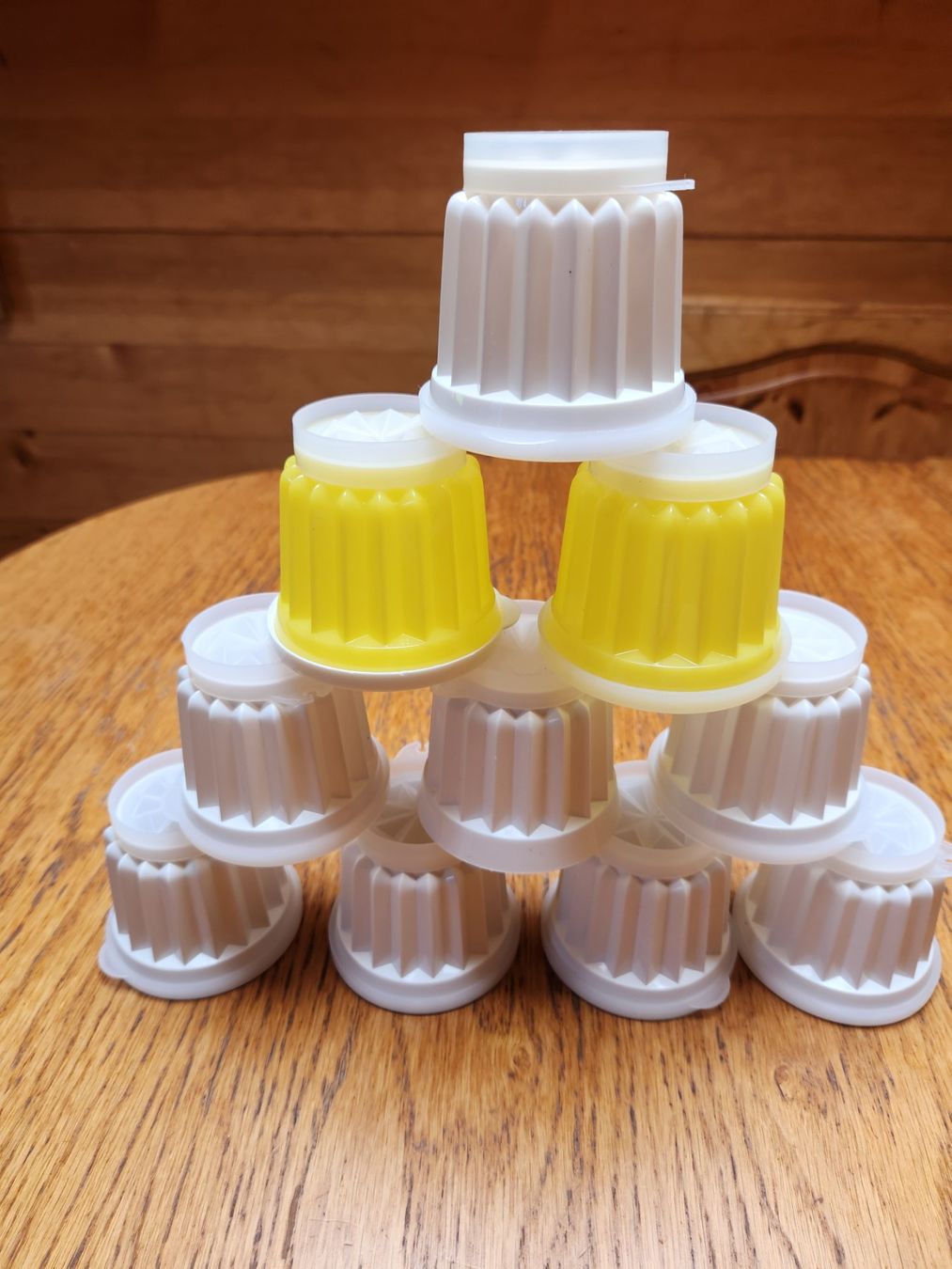 Tupperware Behälter & Ähnliches: Tupperware Puddingformen, 8 Weiss, 2Gelb neuwertig – Neu (gemäss Beschreibung) aus Gstaad von Meiel2020