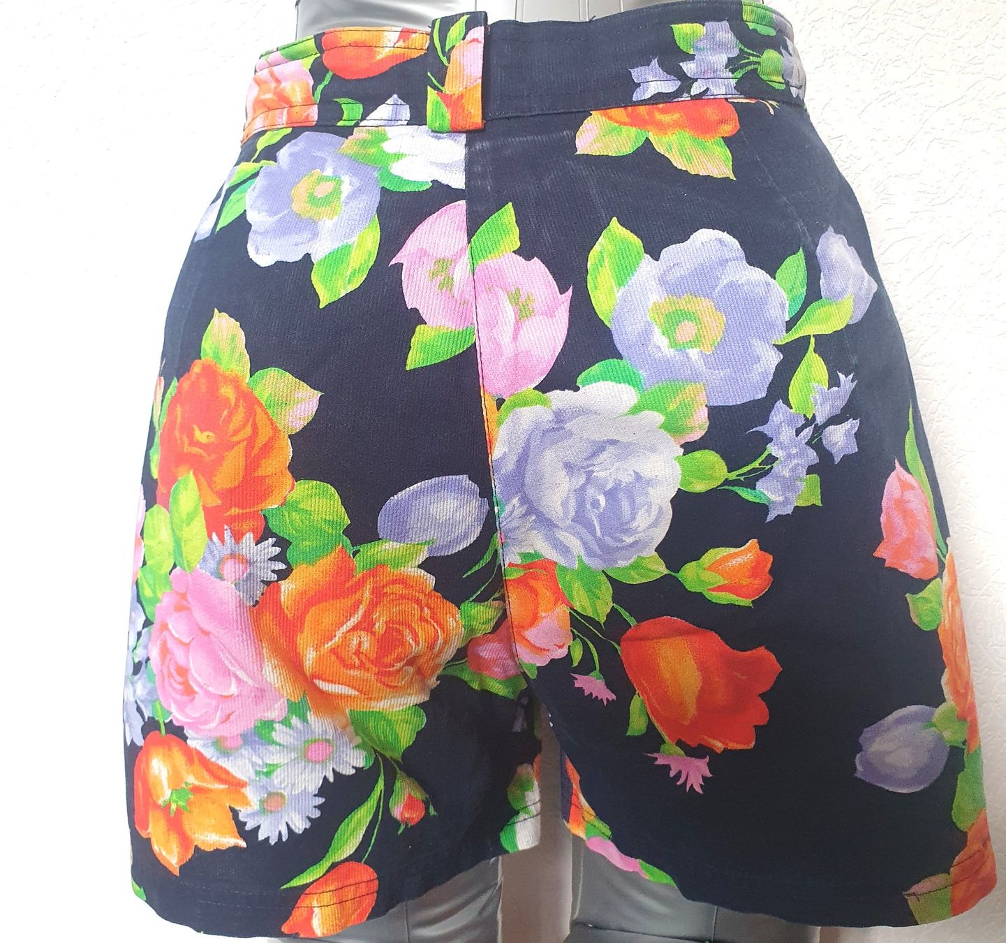 Pantaloni: Short fleuri -Ruse de femme - Gr. M – Usato da boudry venduto da Let_20 2