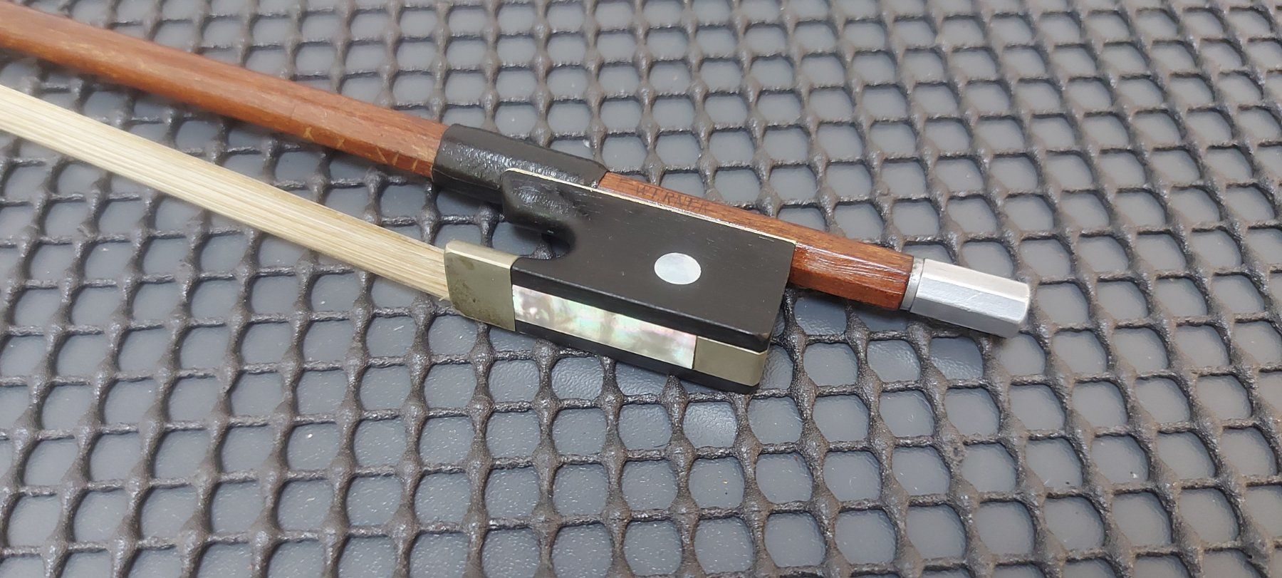 Strumenti musicali: 4/4 Geigenbogen E.WERNER fernambuco 73,5 cm , 55 gr. – Usato da Glattbrugg venduto da Swissmusik 2