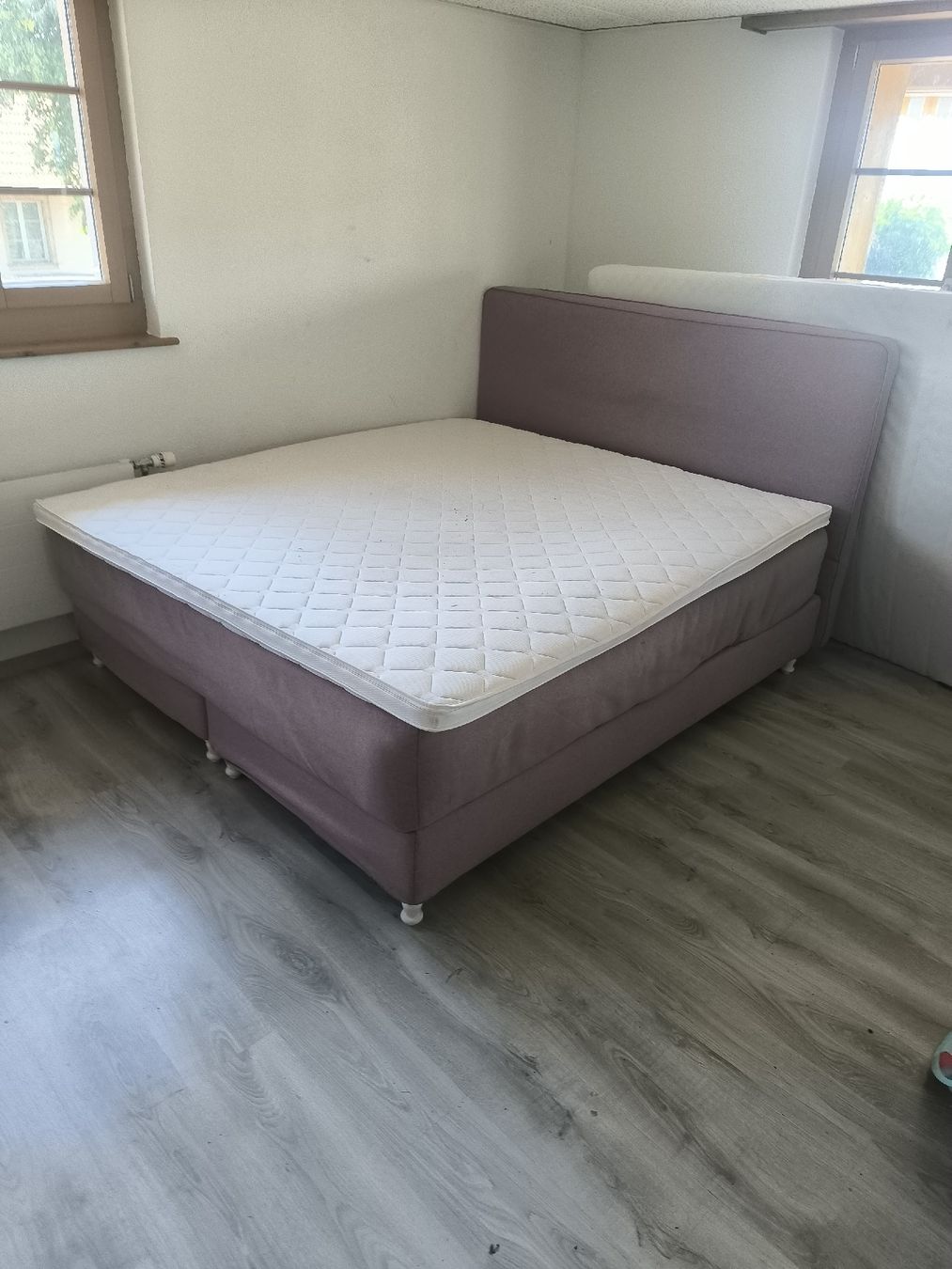 Letti: Boxspringbett mit Kopfteil – Usato da Ettiswil venduto da Hansku
