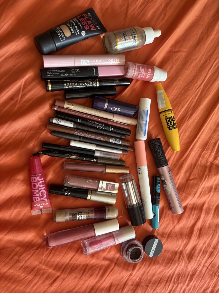 Make-up: Huge Makeup Bundle - Foundation, Lipsticks, Eyeliners... – Usato da Seuzach venduto da