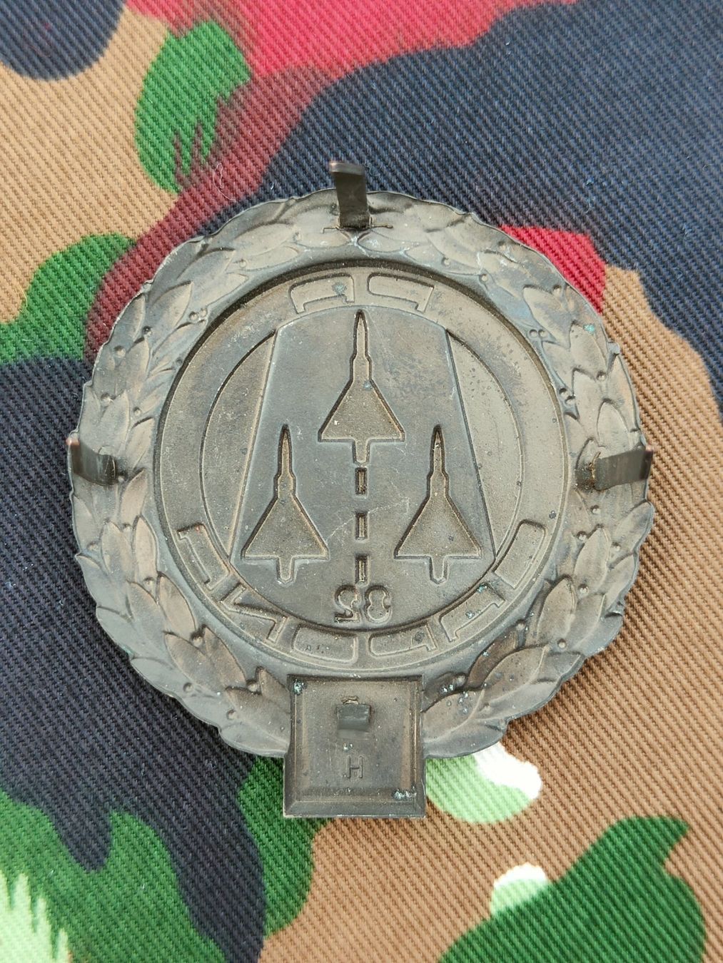 Schweizer Armee Placchette & Badge: Béretemblem Flugplatzbrigade 32, Variante 3, neu – Usato da Bauma venduto da SwissMilitaria 1