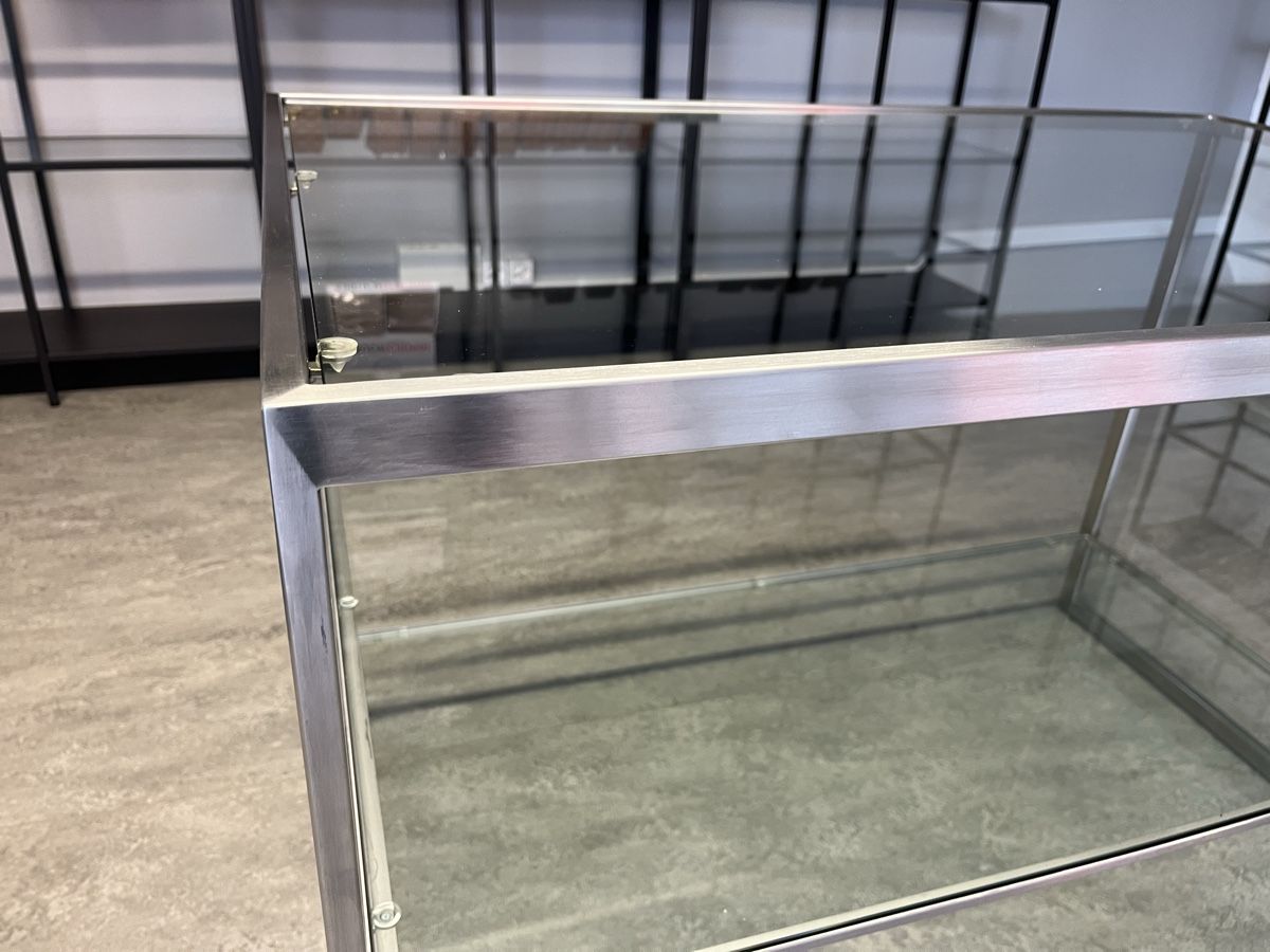 Tables: Verkaufsglastisch Metall – D'occasion à Illnau par flamingo007 2