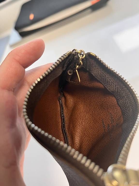 Sacs femmes: Louis Vuitton Pochette Cles  Monogram Canvas – D'occasion à Schwerzenbach par Sarah_Schwerzenbach 4
