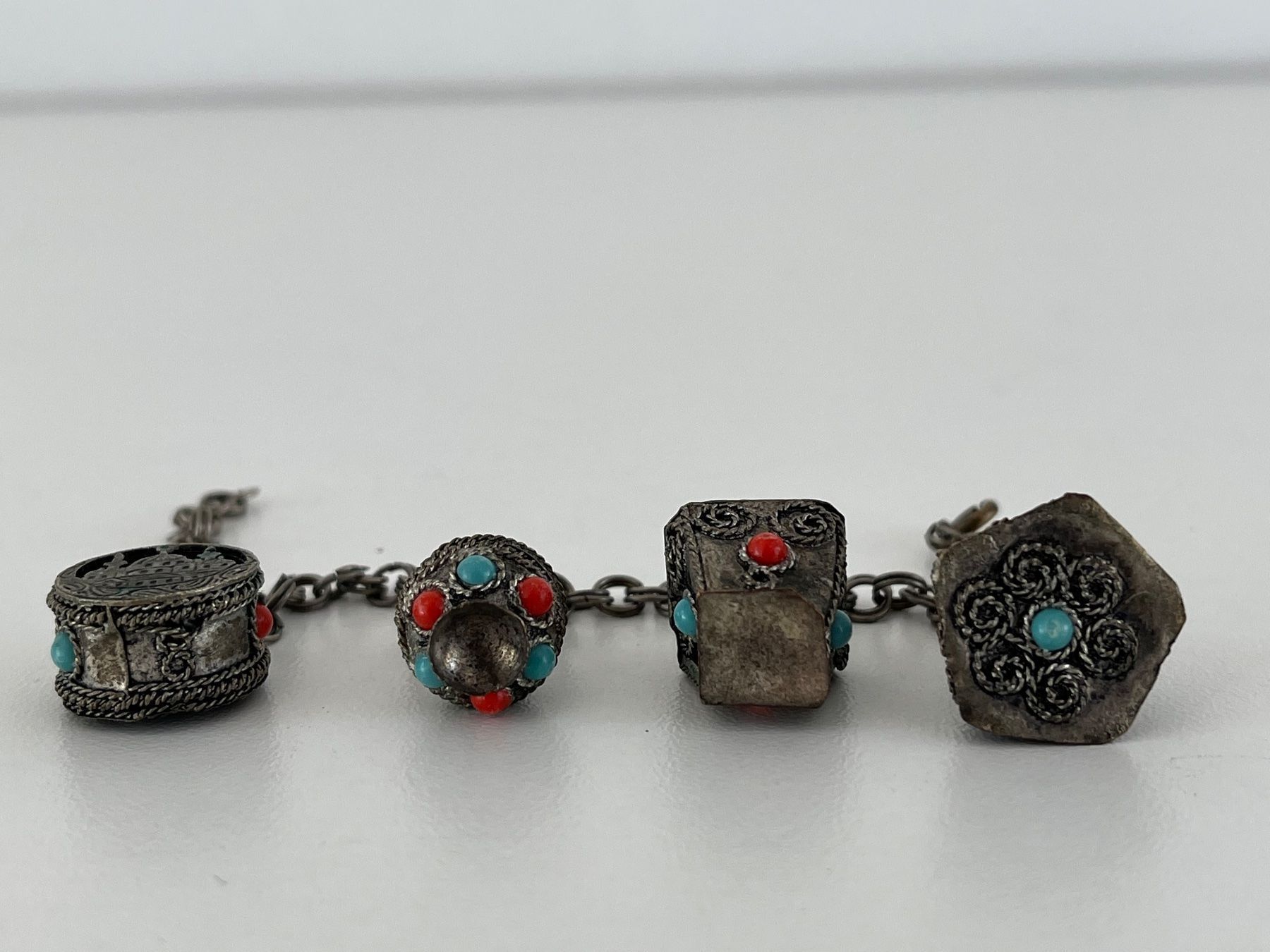 Bracciali & Braccialetti: Tibetisches Armband mit Charms – Usato da Wetzikon ZH venduto da seli03 3