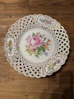 Meissener durchbrochener Teller mit Blumenmalerei