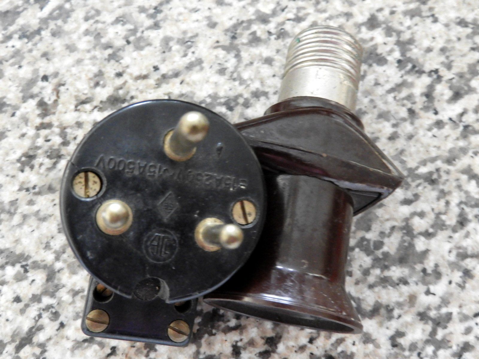 Stecker: URALTE VERMUTLICH BAKKELIT ELEKTRISCHE STECKER  2 STUCK – Gebraucht aus Ettingen von troll-mutter 1
