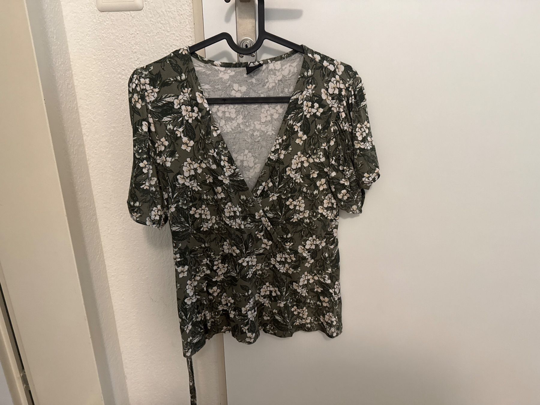 Blusen: Ginatricot Blusen-Shirt Gr. M – Gebraucht aus Pfäffikon SZ von Melanie335 1