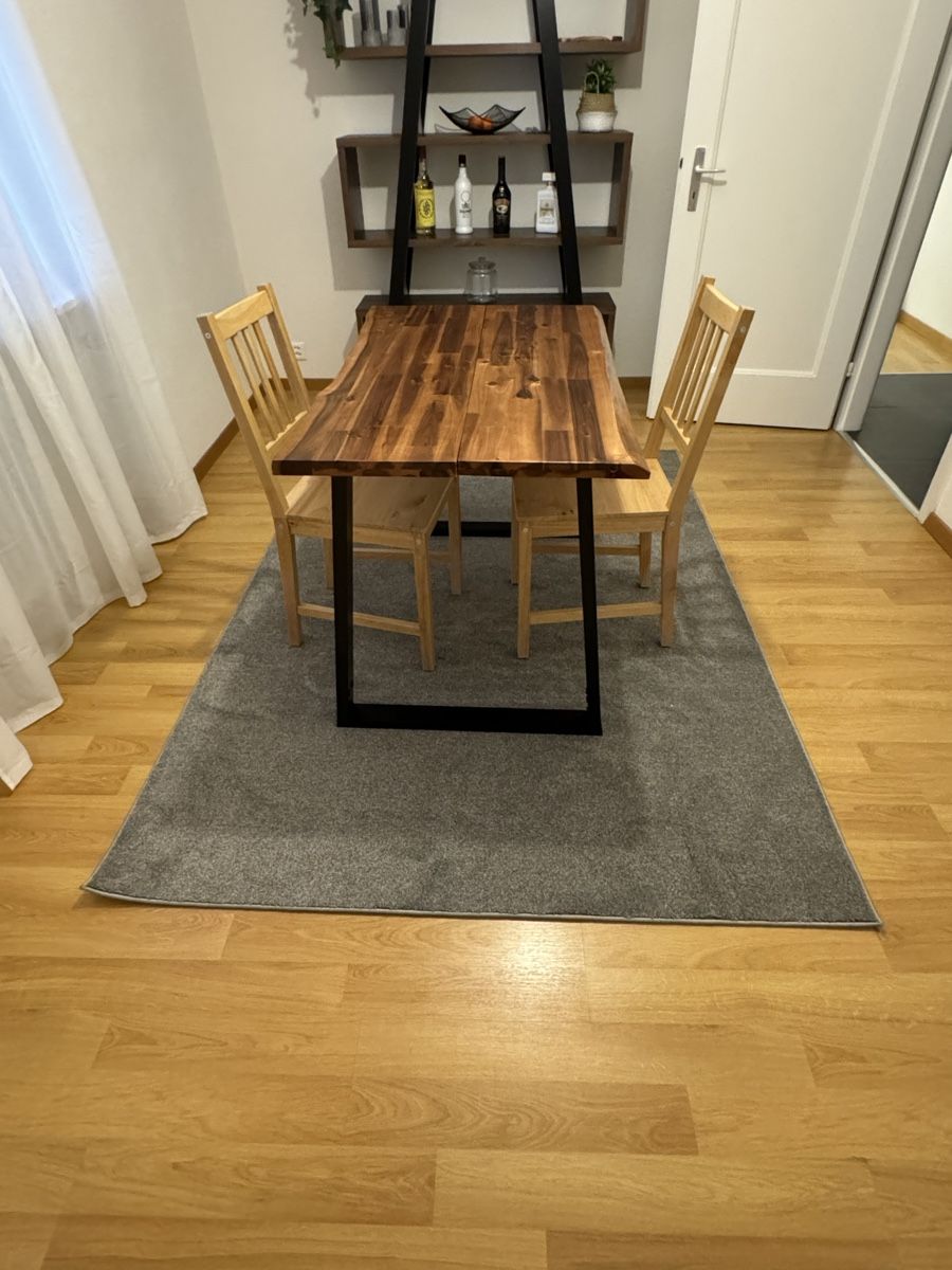 Set di tavolo e panche: Esstisch mit zwei Stühlen und Teppich – Usato da Jona venduto da Sweet01 1