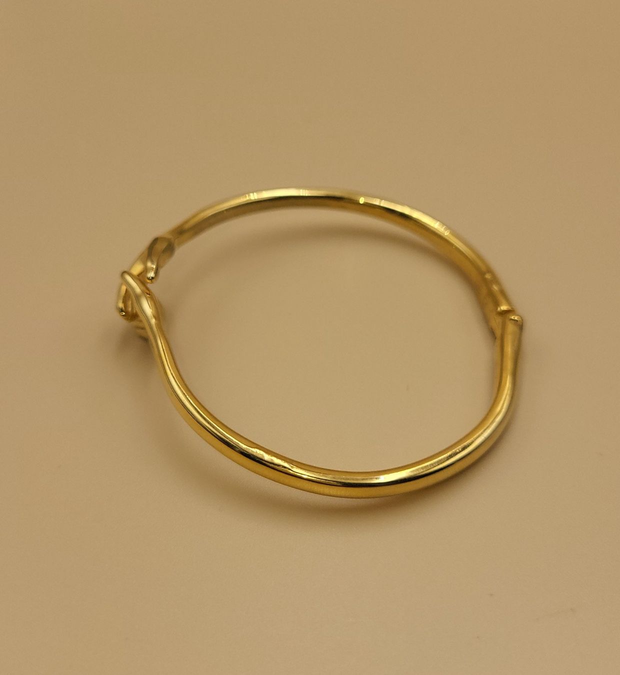 Armbänder & -reifen: Goldene Armreif mit Händchen - Symbol der Freundschaft – Gebraucht aus Wald ZH von SwissPawnshop 3