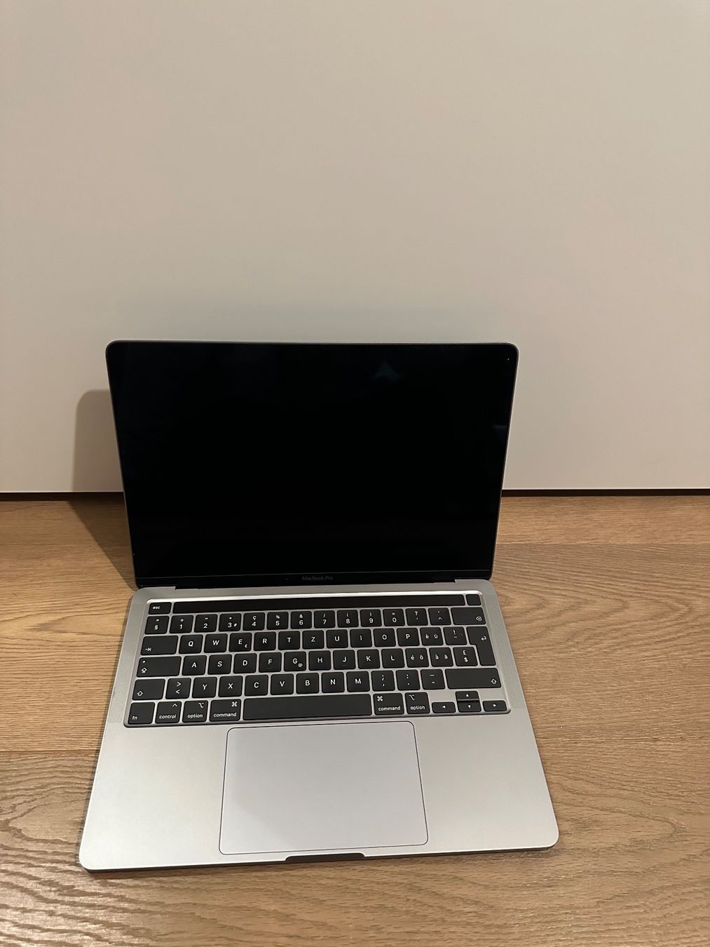 Apple Notebooks: Macbook Pro 13‘‘ 2020 DEFEKT – Defekt aus Männedorf von