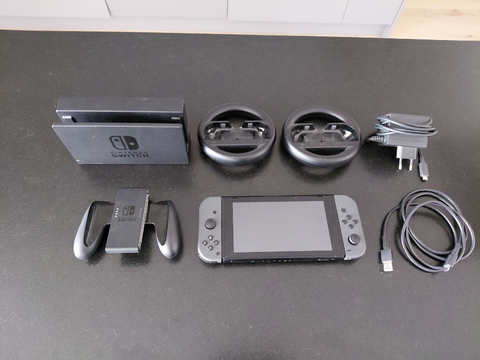 Nintendo Console: Nintendo Switch Konsole Grau mit Zubehör – Usato da Heimberg venduto da 19BERN31 1