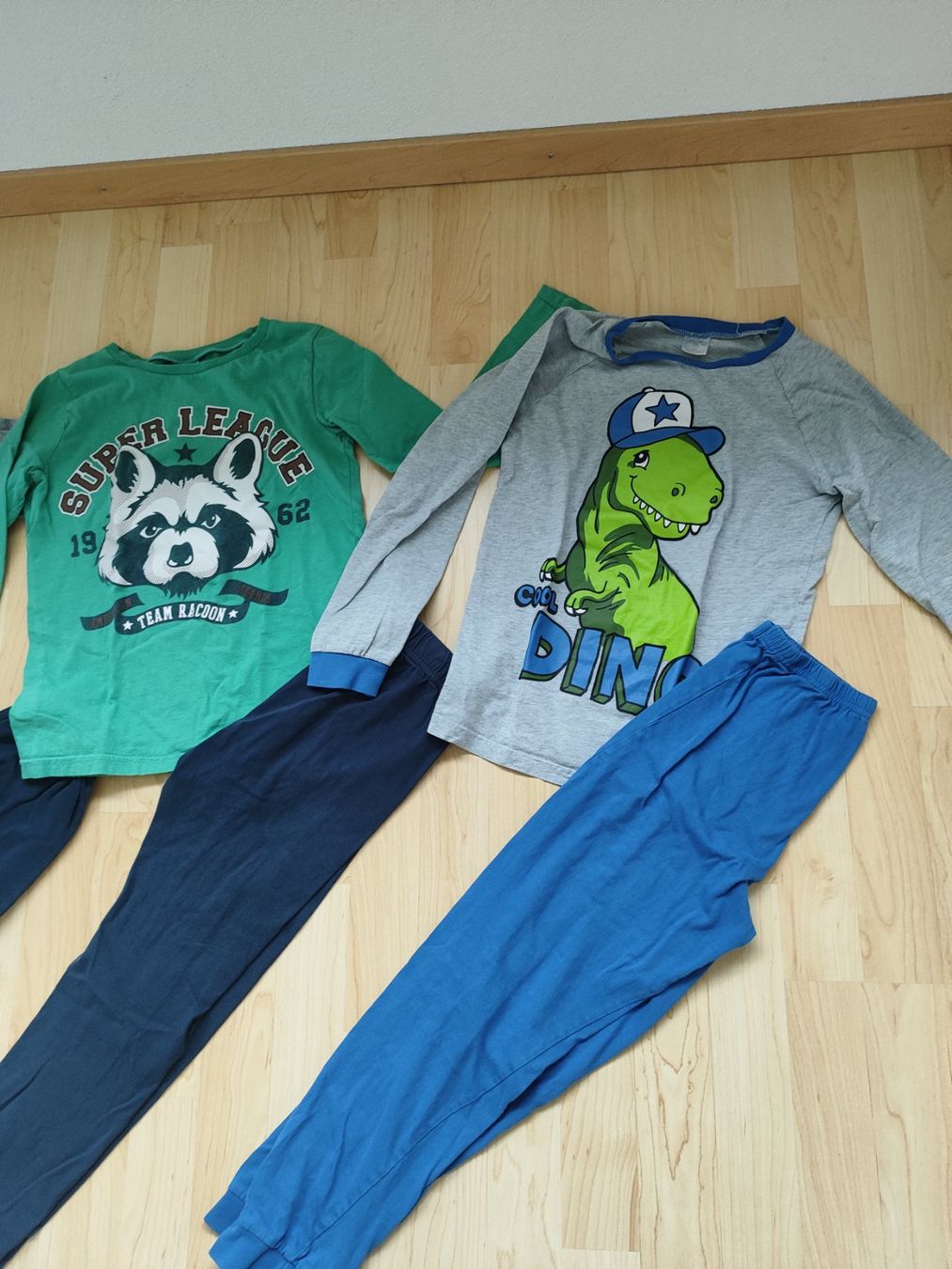 Pigiama & Simili: 3 Pyjamas Junge Gr. 128/134 – Usato da Seon venduto da Mandes1 2
