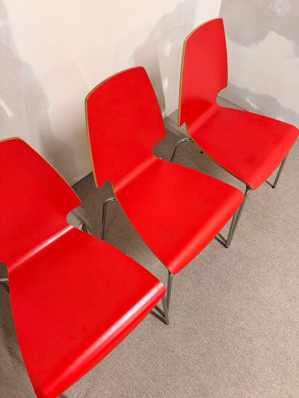 Ikea Stühle: 1x Ikea Vilmar Stuhl in rot, stapelbar – Gebraucht aus Rickenbach ZH von Der-Insider 1