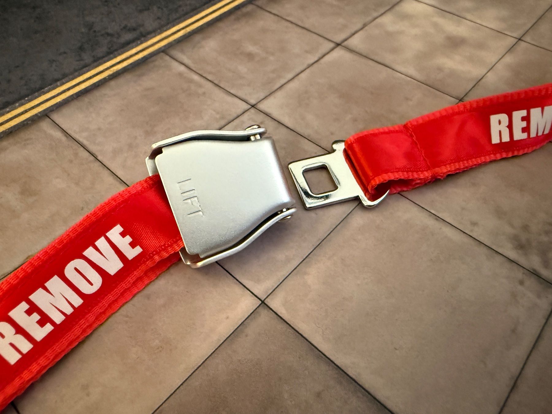 Portachiavi: Schlüsselband REMOVE BEFORE FLIGHT mit SEATBELT Verschluss – Nuovo e nell'imballaggio originale da Zürich venduto da PLANEMODEL-HEAVEN 2