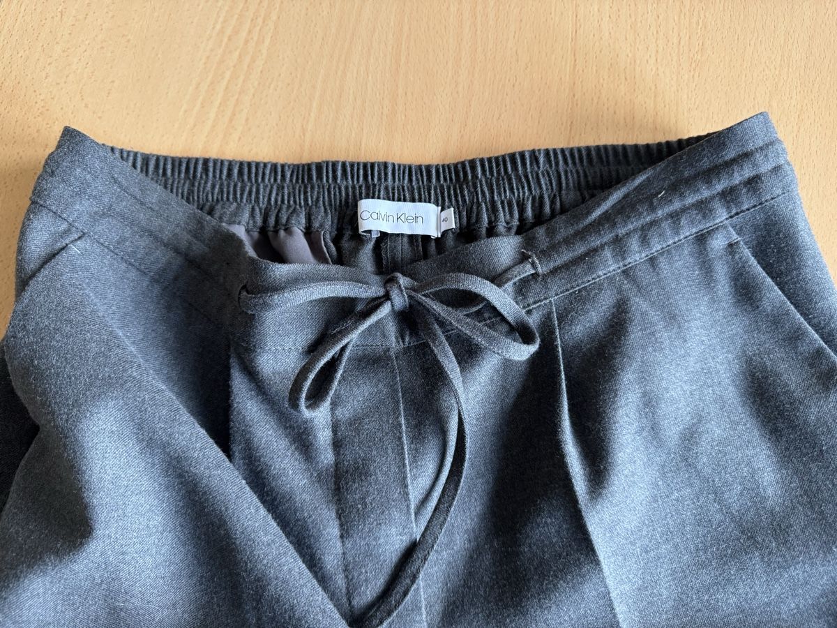 Calvin Klein Pantaloni: Pantalon Calvin Klein gris, taille 40 – Nuovo (secondo la descrizione) da Morges venduto da sandy069 5