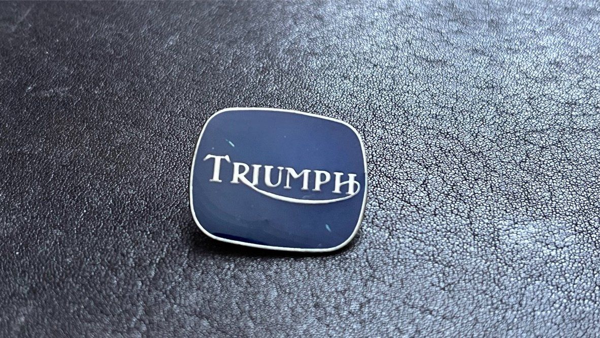 Placchette & Badge: Triumph Pin (Gratisversand) – Nuovo (secondo la descrizione) da Schaffhausen venduto da MotoSH