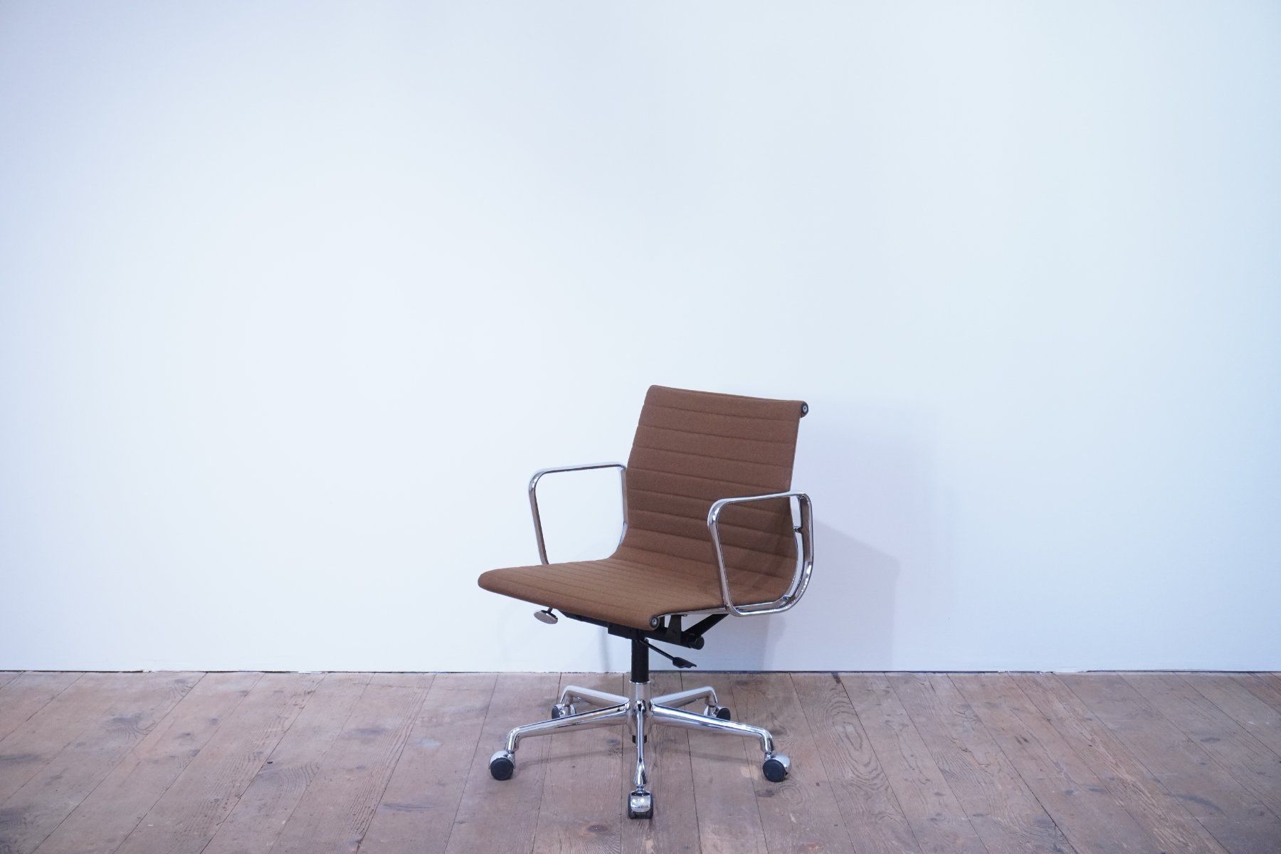 Vitra Sedie: Vitra Eames Alu Chair EA117 Hopsak braun – Usato da Bad Zurzach venduto da QLASSIQ 2