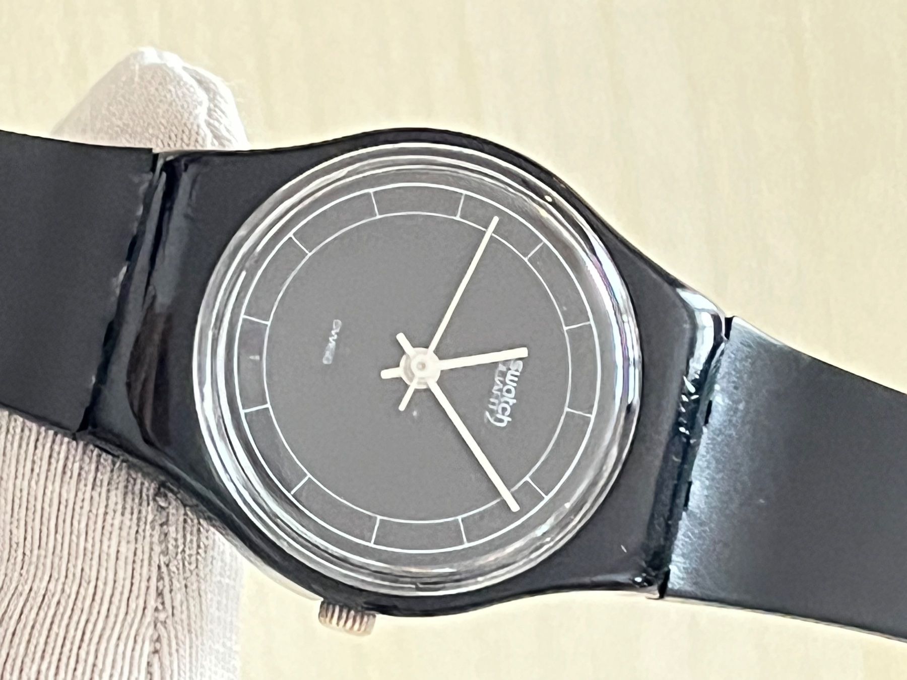 Swatch Orologi: Schlichte Swatch Damenuhr, schwarzes Design – Usato da Grenchen venduto da chththl 5