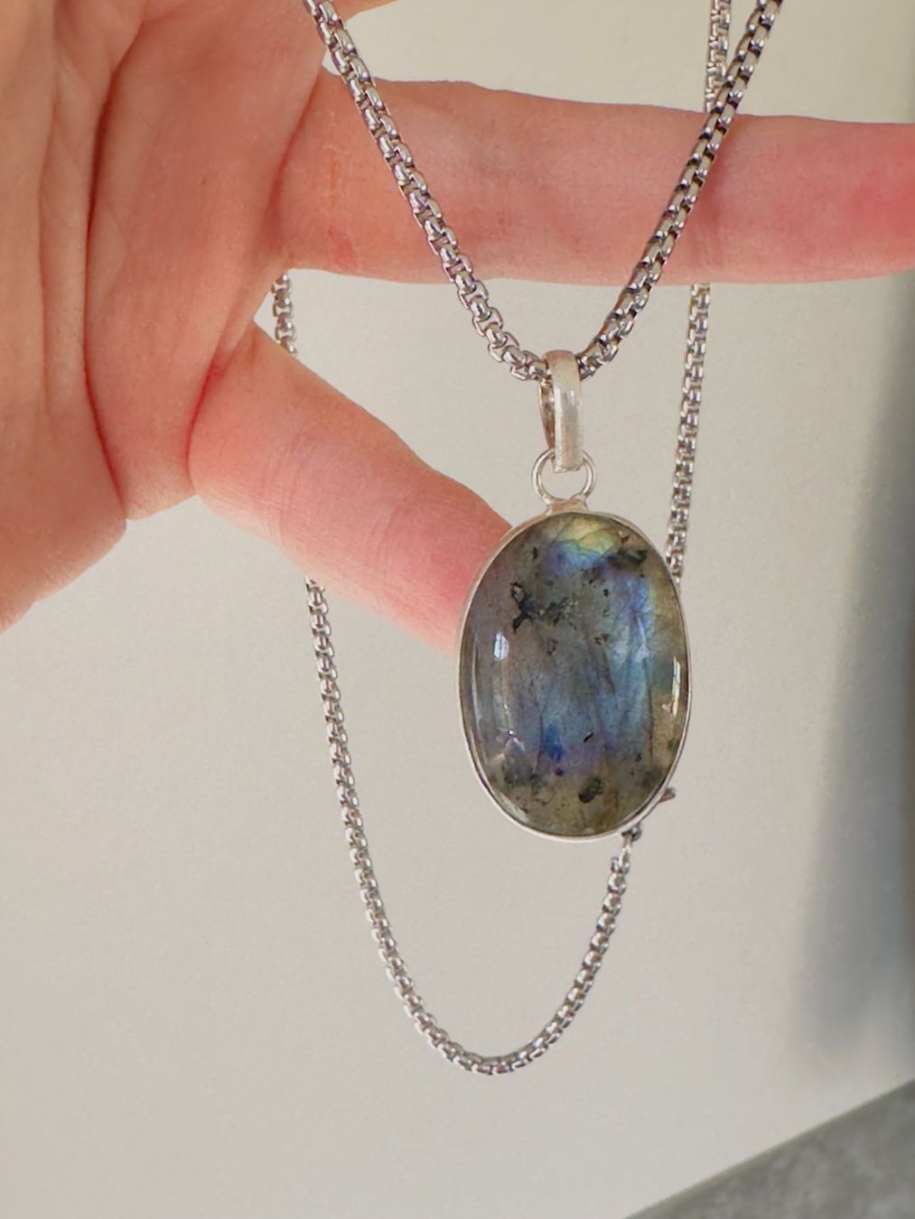 Ketten: Fashionable labradorite necklace – Neu und originalverpackt aus Genève von AGBERG 3