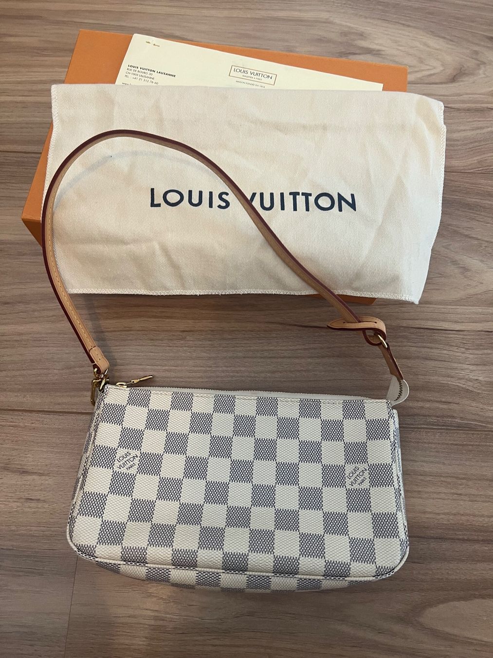 Louis Vuitton Sacs femmes: Louise Vuitton pochette accessories – D'occasion à Arzier Le Muids par oma_w5bq 2