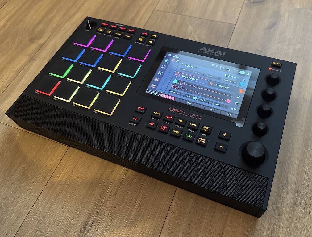 Akai Strumenti musicali: Akai MPC Live 2 + decksaver + 512gb SSD – Usato da Lausanne venduto da ang_jvs9