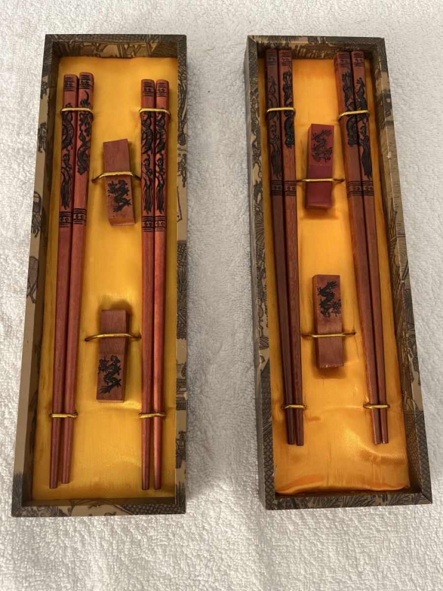Couverts: 2x Essstäbchen Set mit Drachenmotiv neu – Neuf avec emballage d'origine à Gockhausen par London95