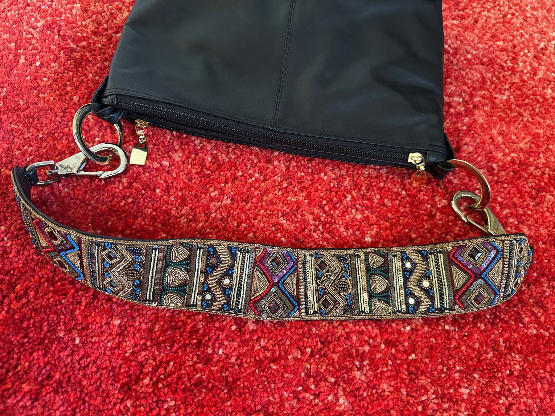 Taschen für Damen: Schultertasche Leder Schwarz mit besticktem Gurt – Gebraucht aus Binningen von ale_t8th 3