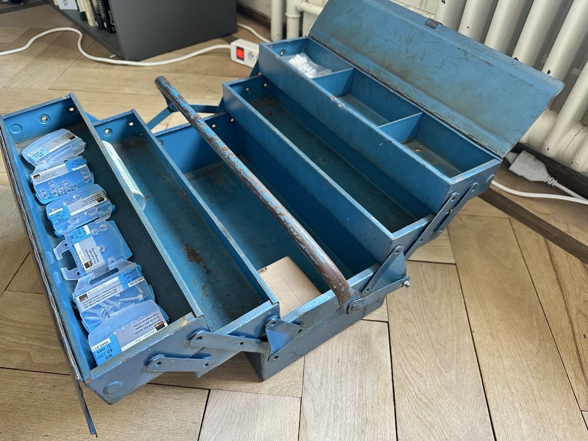 Tutti gli attrezzi: Blauer Metall-Werkzeugkoffer – Usato da Zürich venduto da Dennyloot