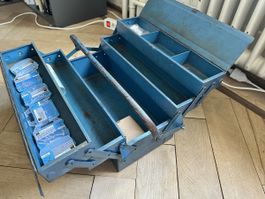 Blauer Metall-Werkzeugkoffer
