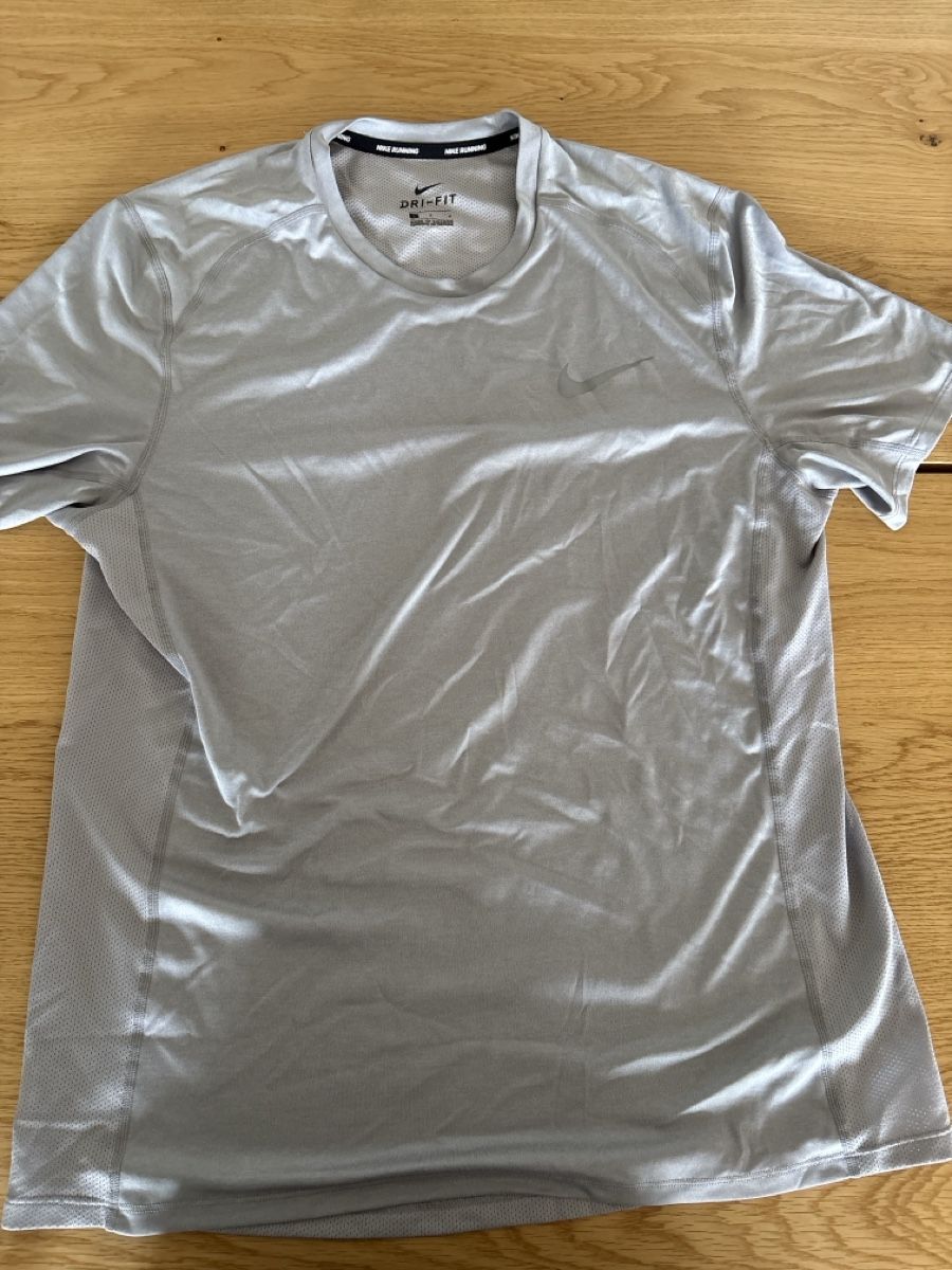 Nike T-Shirts: Nike Running Top – Gebraucht aus Richterswil von Nancy69