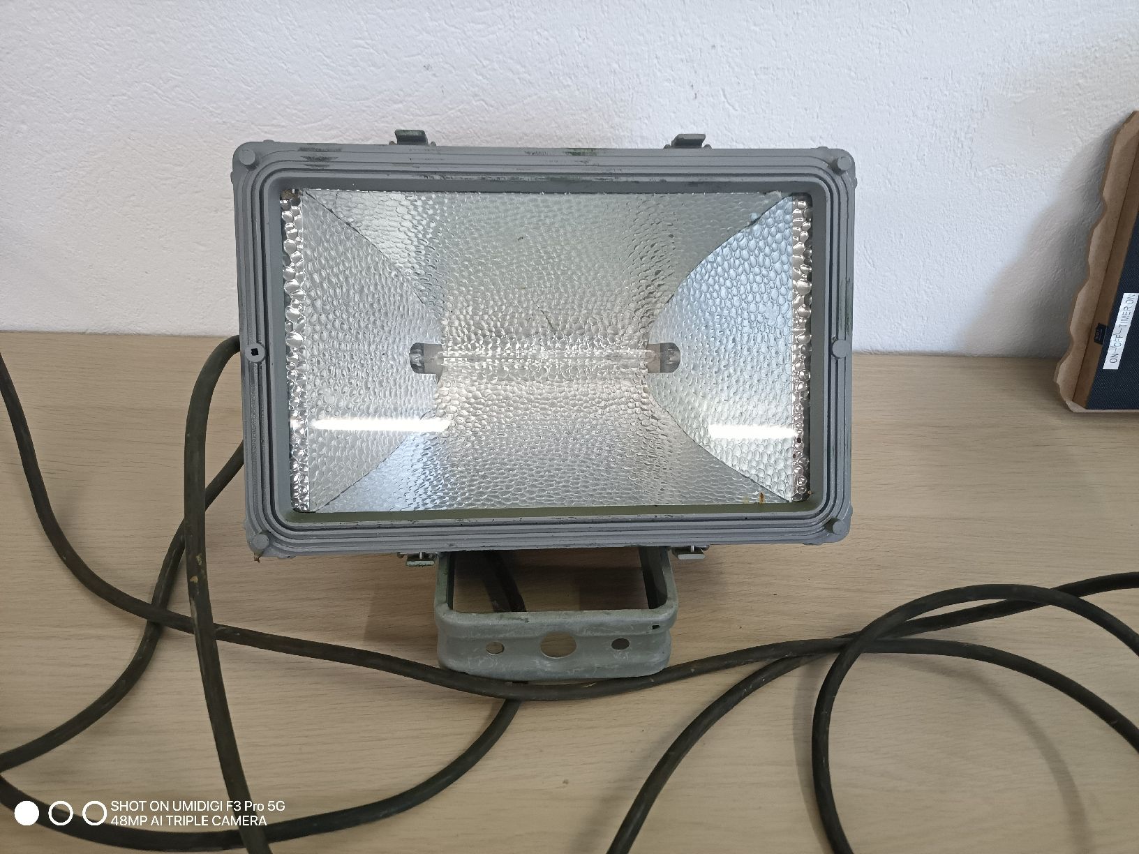 Lampade: Halogenstrahler Baustrahler grau gebrauchter Zustand – Usato da Aarwangen venduto da to-hirschi