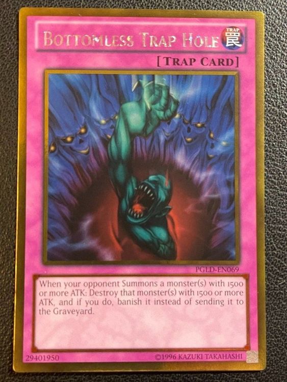 Yu-Gi-Oh Karte: Bottomless Trap Hole – Ultra Rare, 1st Edition (BLRR-EN101)