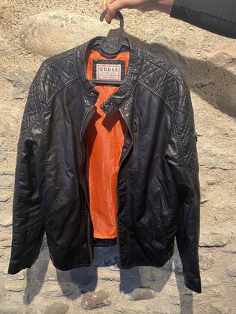 Schöne und sportliche Guess Lederjacke