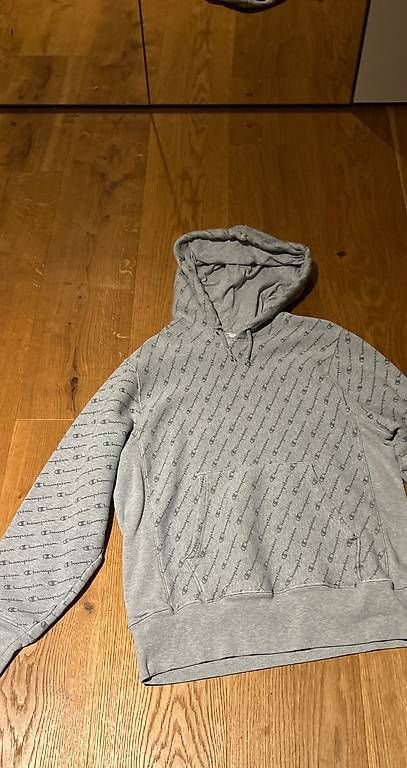 Pulls & Sweat-shirts: Champion Hoodie – D'occasion à Zürich par and_fwy7