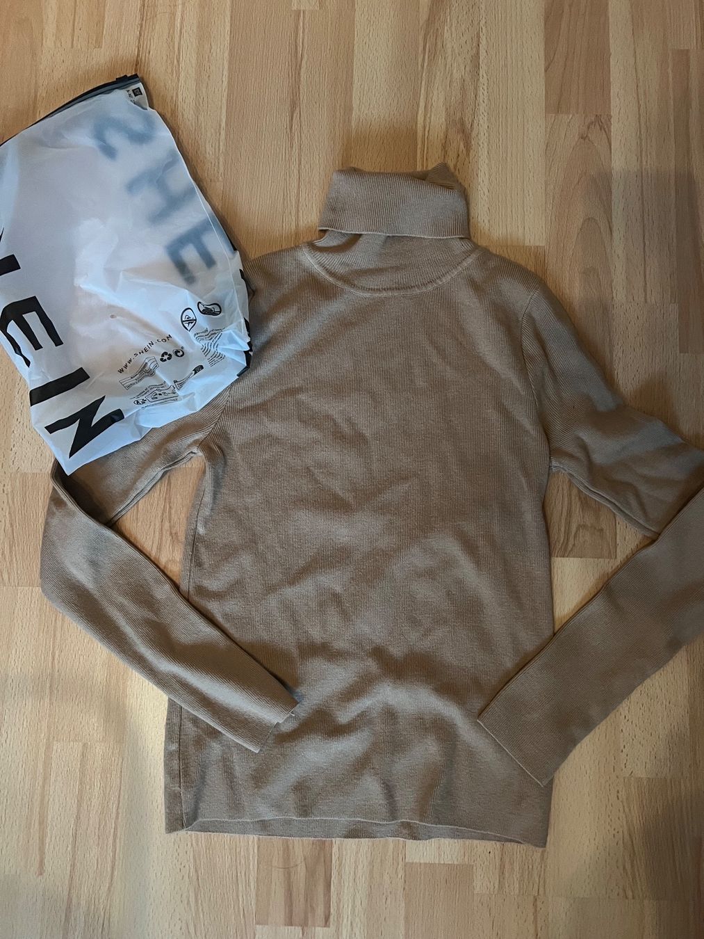 Shein Top: Shein Top – Nuovo e nell'imballaggio originale da Kirchberg BE venduto da lea_kb6y 1