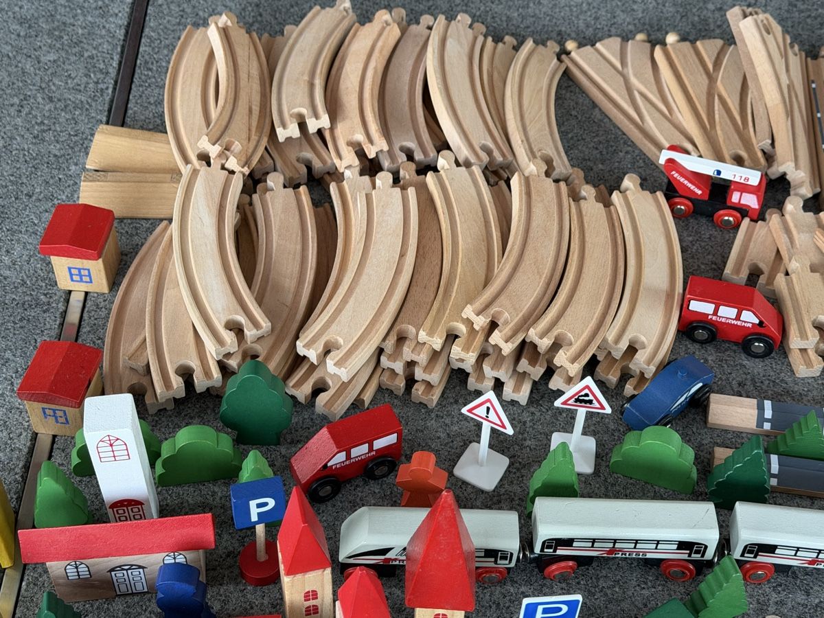 Brio Giocattoli: Grosses Brio Holzeisenbahn Set  – Usato da Deitingen venduto da Himhip 4