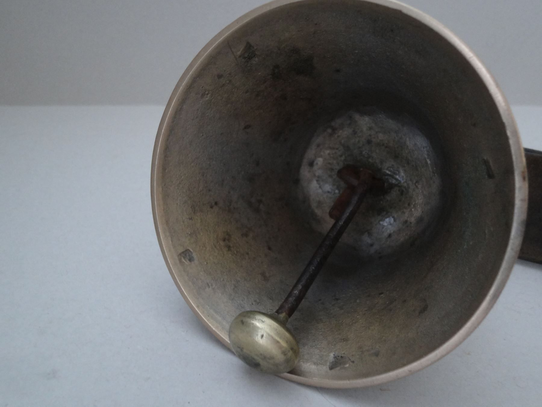 Cloches & sonnailles: Alte Glocke mit Riemen – D'occasion à Chur par omonia 5