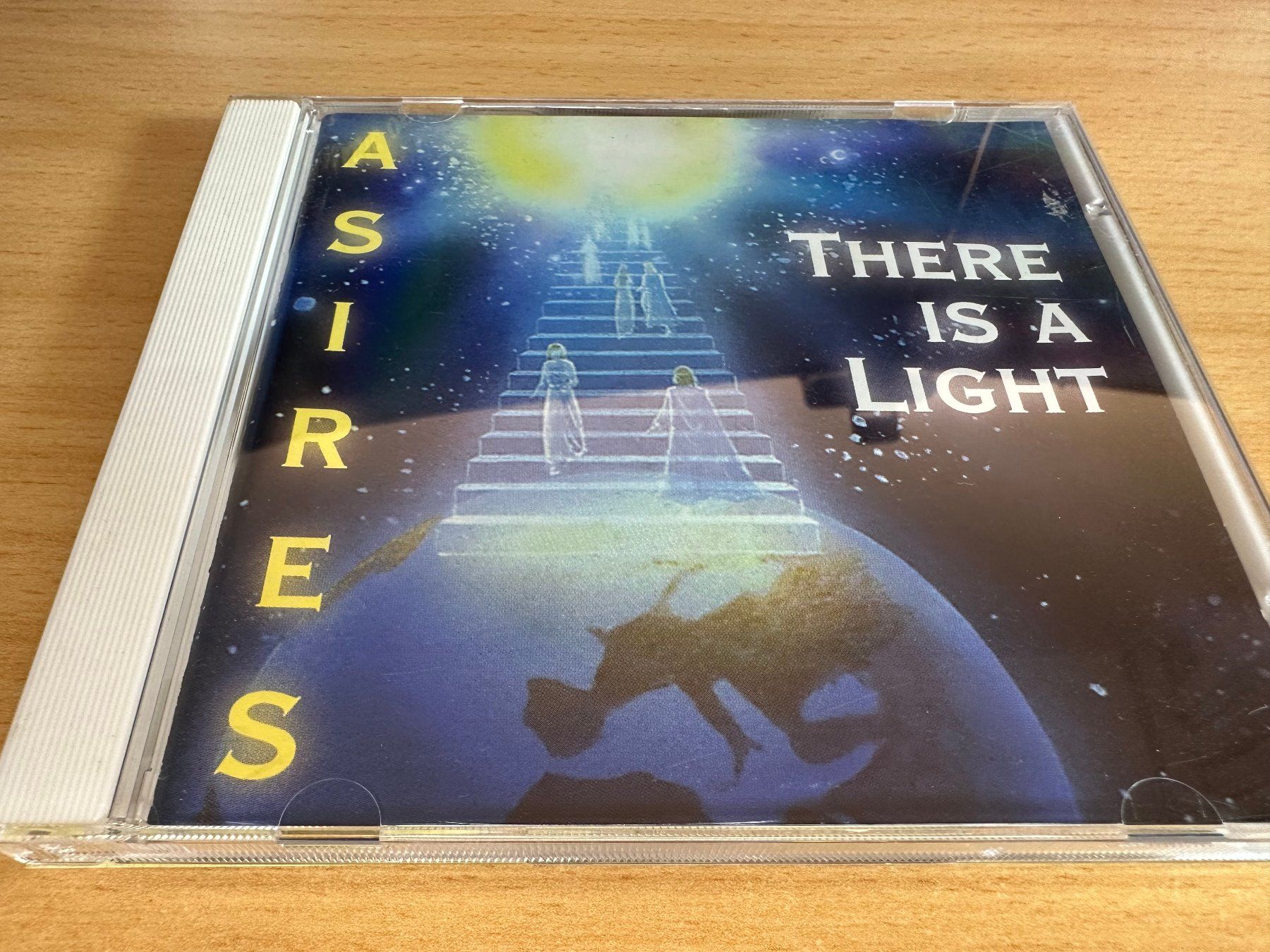 CD: Asires – There Is A Light – Usato da Rikon im Tösstal venduto da Alpenmutz