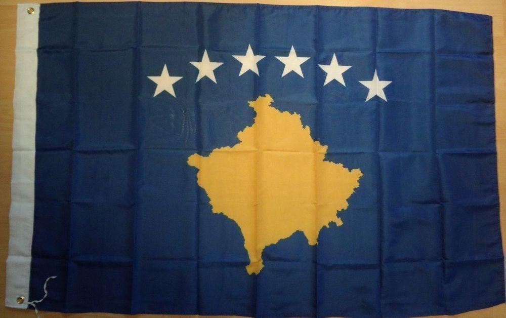 Bandiera del Kosovo in uniforme militare (collage Foto stock