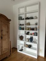Maßgefertigtes Bücherregal / Designregal aus weißem MDF