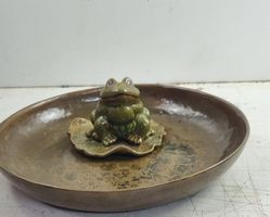 Keramik-Frosch auf Tellerschale – Handarbeit, Vintage