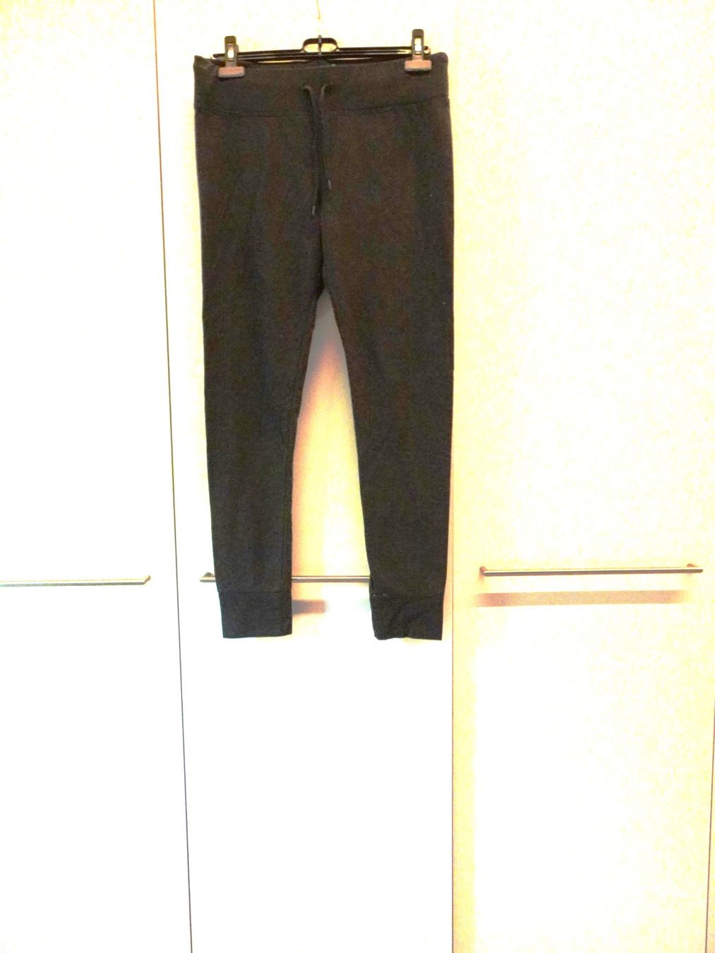H&M Hosen: H&M Trainerhose dunkelgrau Gr. M - M372 – Gebraucht aus Küssnacht am Rigi von Good4Deckeli