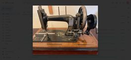 Ancienne machine à coudre et son couvercle