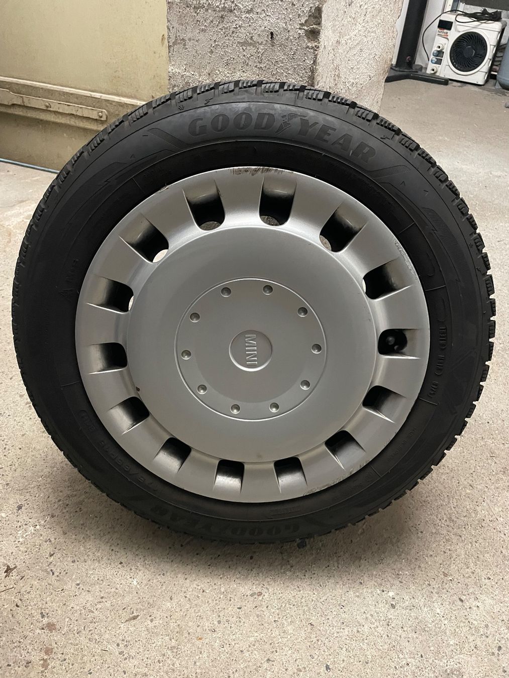 Goodyear Pneumatici & Ruote complete: Goodyear Winterreifen für Mini – Usato da Turgi venduto da sigiriya