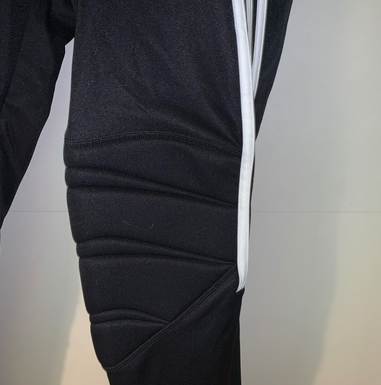 Adidas Pantaloni: Adidas Trainer Hosen Tierro NEU – Nuovo e nell'imballaggio originale da Kriens venduto da Ileriadiamore 2