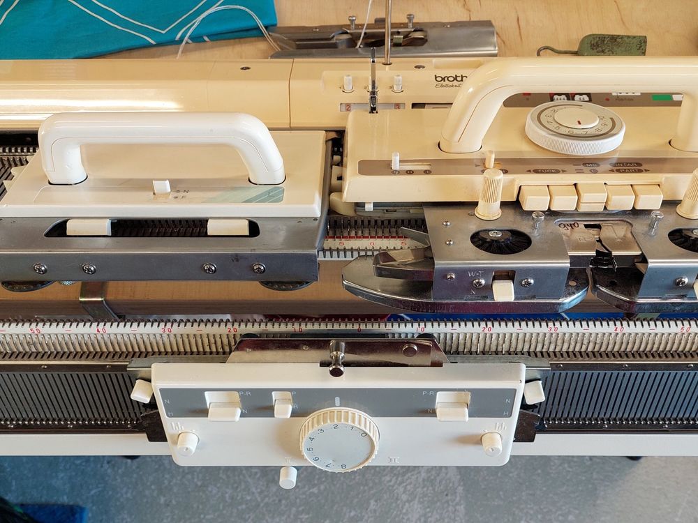 Die Strickmaschine Brother KH940 mit Doppelbett KR850 Kaufen auf Ricardo
