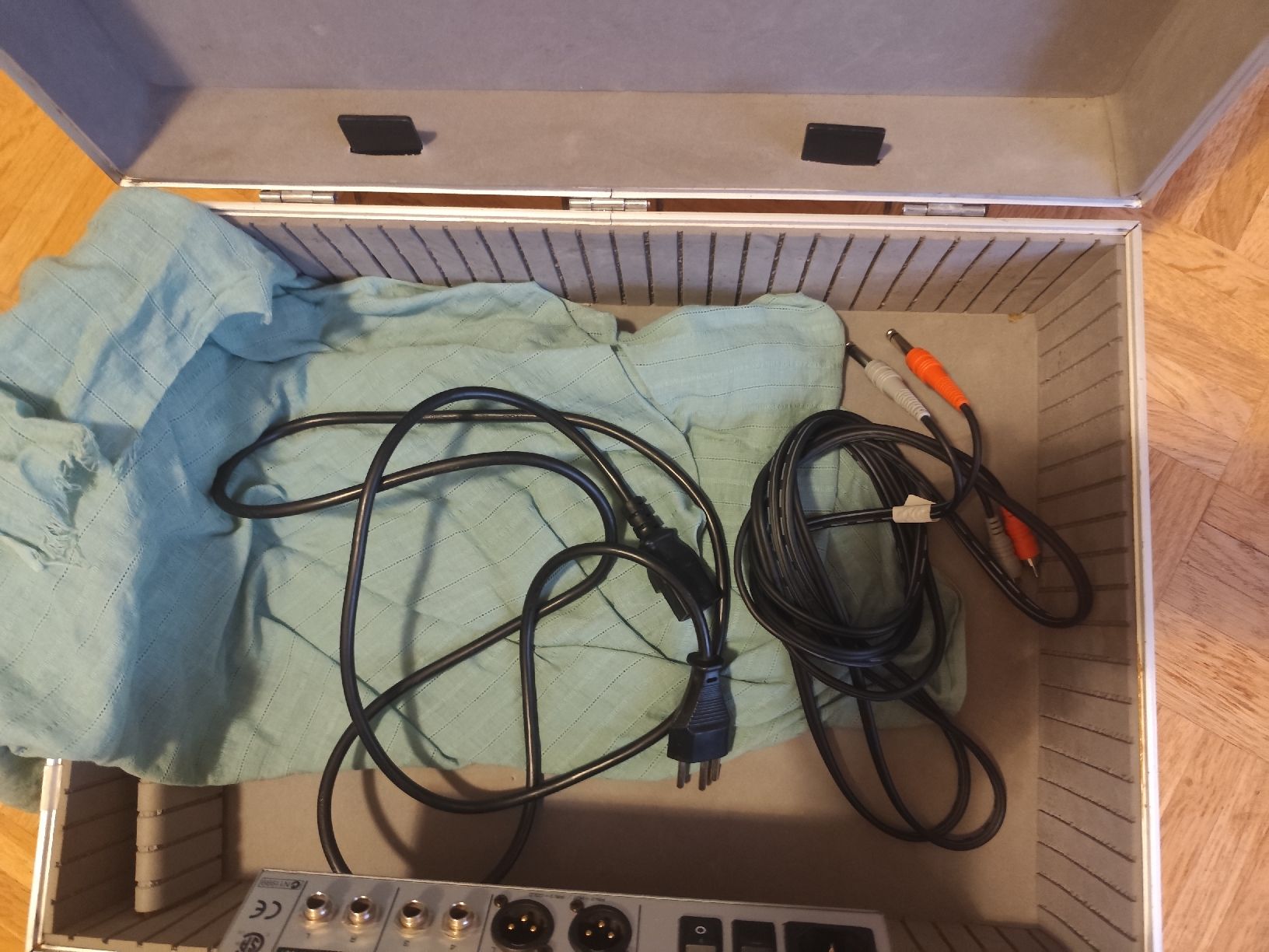 Behringer Mischpulte: Behringer EURORACK UB1204FX-PRO Mischpult – Gebraucht aus Nidau von lpilloud 1