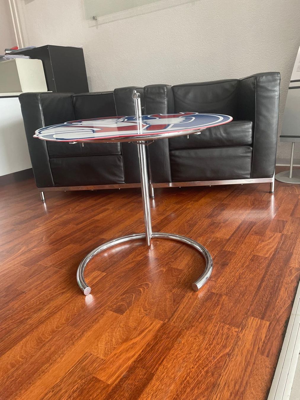 Le Corbusier Sessel: LE CORBUSIER Fauteuils en Cuirs / Table – Gebraucht aus Biel/Bienne von erw_h27c 3