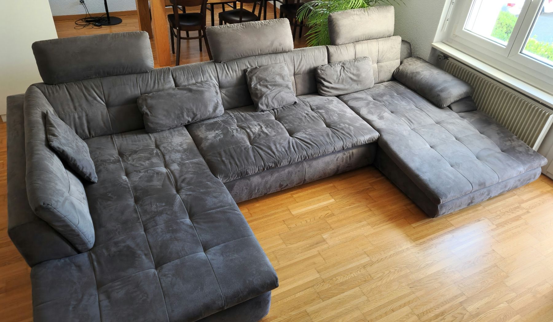 Conforama Divani: Grosses Ecksofa grau mit Schlaffunktion und Bettkasten – Usato da Zuchwil venduto da Smeili64 2